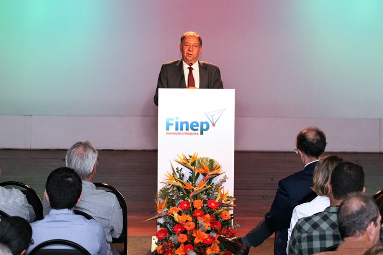 Finep_ministro