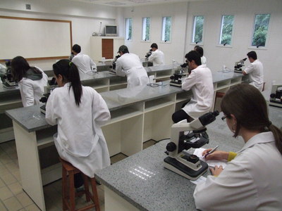 Alunos_no_microsc%c3%b3pio