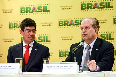 Not_11052015_reitor_posse