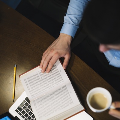 Homem-estudando-em-casa